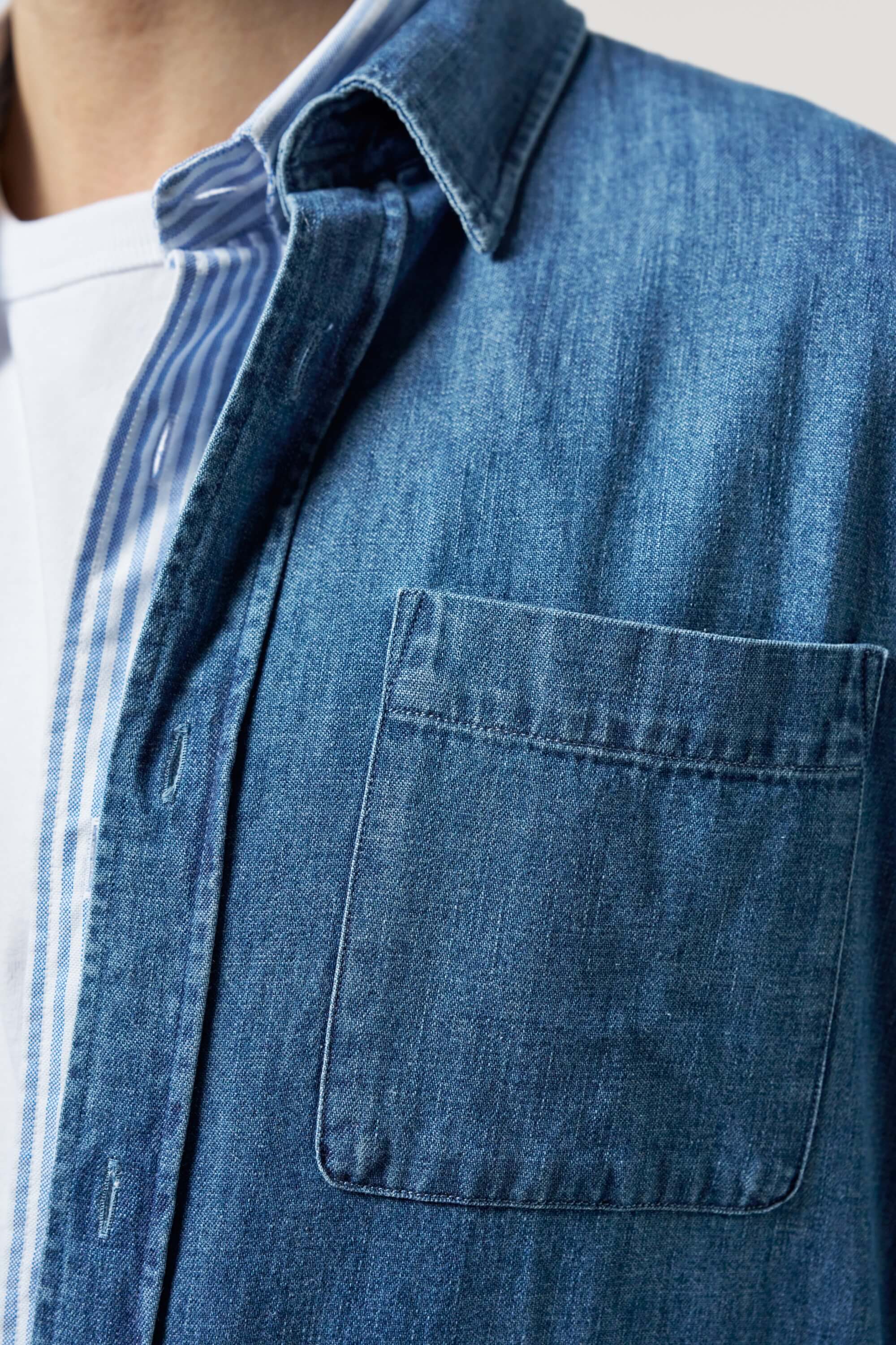 La chemise en jean